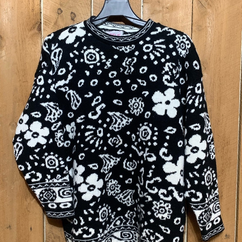 Vintage 80’s ADELE Acrylic Black & white Geometric Flower Sweater - Picture 11 of 14